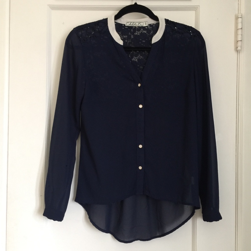 Blouse with lace on the upper back
